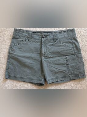 Women's Eddie Bauer cargo shorts. Size 6.